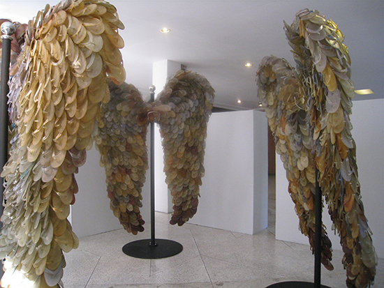 Alfredo & Isabel Aquilizan Wings, 2009 (satt sammen av brukte gummisandaler som var samlet inn fra fengselet i Singapore). Fra utstillingen Negotiating Home, History, Nation.
